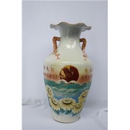 1969年中华人民共和国建国二十周年会昌瓷厂葵花日出纹献礼瓶